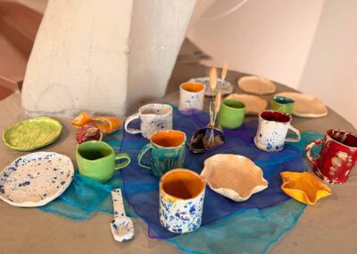 Selbstgemachte bunte Tassen und Schalen aus Ton