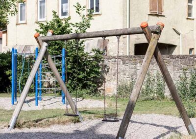 Bild vom Pausenhof mit Schaukel