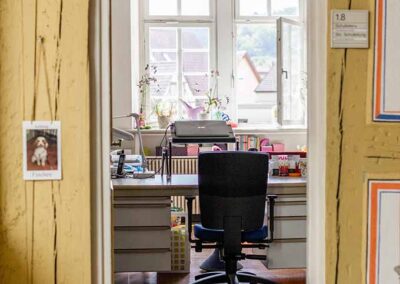 Blick in das Rektorat der Schule durch die offene Tür