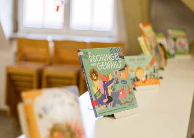 Ausgewählte Bücher in unserer Schlossbibliothek auf einem Tiscsh