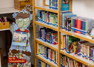 Ein Bücherregal in unserer Schlossbücherei