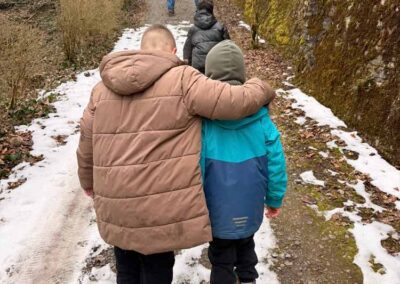Schüler im Schullandheim auf dem Weg zum Kloster Schöntal