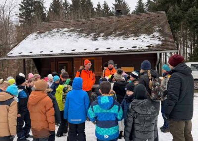 Schülerinnen und Schüler an einer Waldhütte